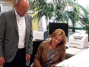 Gewappnet für künftige Herausforderungen: Die neue Schulleiterin Christiane Helfrich beim Arbeitsgespräch mit Wildfleckens Bürgermeister Gerd Kleinhenz.  Foto: Rolf Pralle