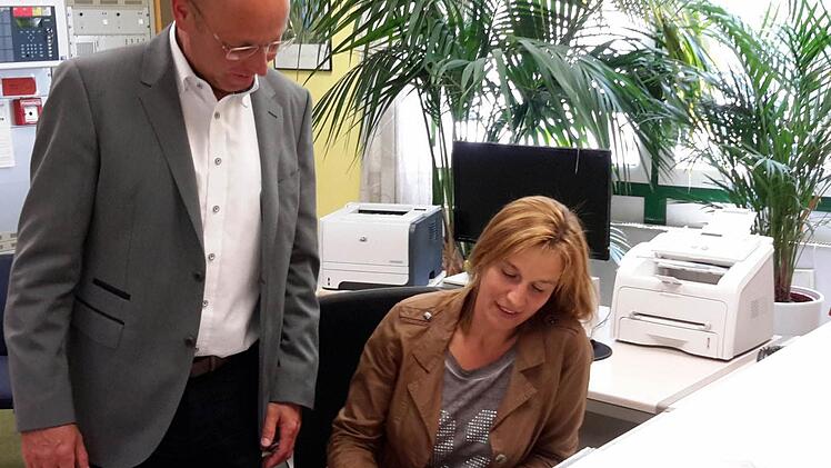 Gewappnet für künftige Herausforderungen: Die neue Schulleiterin Christiane Helfrich beim Arbeitsgespräch mit Wildfleckens Bürgermeister Gerd Kleinhenz.  Foto: Rolf Pralle
