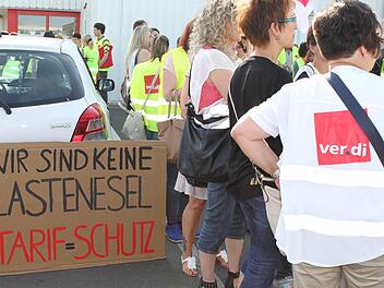 Die Gewerkschaft Ver.di hatte heute Morgen Beschäftigte im Einzelhandel zu einer Streik-Kundgebung vor dem real-Markt in Kulmbach aufgerufen. Etwa 150 kamen - neben real-Mitarbeiter auch Angestellte von Einzelhändlern wie Wöhrl aus Bayreuth und Netto aus Hof. Fotos: Nützel
