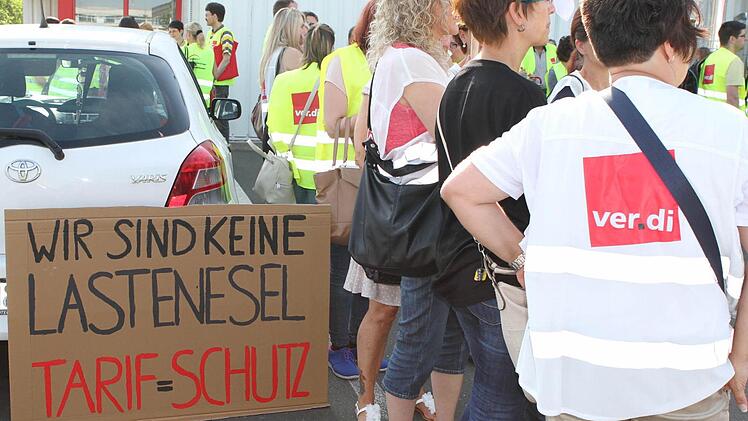 Die Gewerkschaft Ver.di hatte heute Morgen Beschäftigte im Einzelhandel zu einer Streik-Kundgebung vor dem real-Markt in Kulmbach aufgerufen. Etwa 150 kamen - neben real-Mitarbeiter auch Angestellte von Einzelhändlern wie Wöhrl aus Bayreuth und Netto aus Hof. Fotos: Nützel