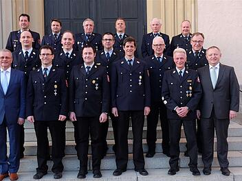 Landrat Thomas Bold (rechts) und Bürgermeister Gotthard Schlereth (links) ehrten zahlreiche langjährige Feuerwehrmänner.  Foto: Gerd Schaar