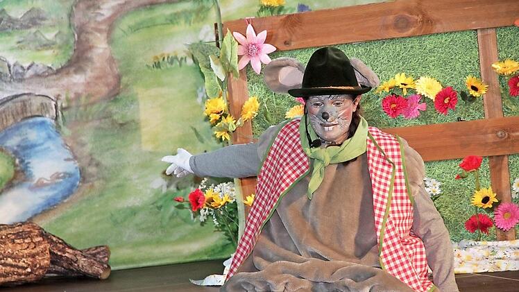 Willi, die Wühlmaus entdeckt auf seiner Reise einen kleinen Fluss und lernt viele Tiere kennen. Fotos: Mathias Erlwein