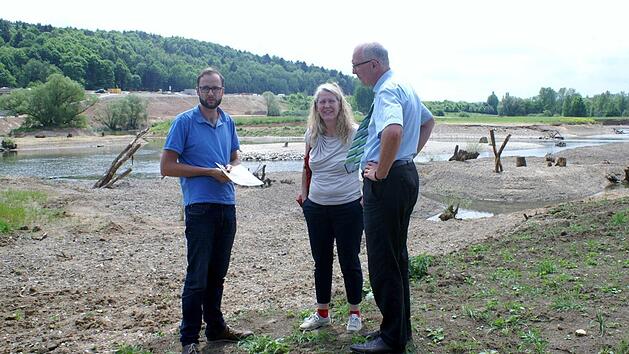 Bei der Standortsuche von links: Projektingenieur Helge Gork, Stefanie Berg-Hohbom und Baudirektor Hans Hemmerlein  Foto: Renate Neubecker
