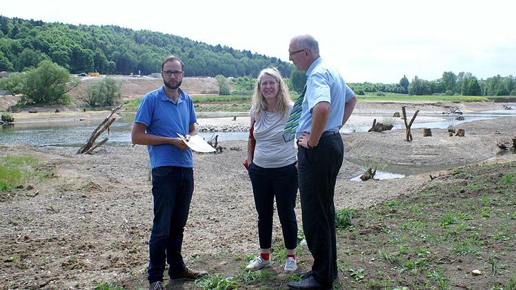 Bei der Standortsuche von links: Projektingenieur Helge Gork, Stefanie Berg-Hohbom und Baudirektor Hans Hemmerlein  Foto: Renate Neubecker