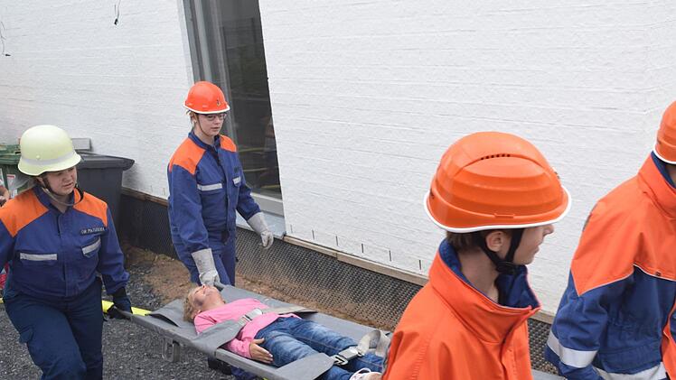 Die Jugendfeuerwehren aus Neustadt und Sonneberg zeigen bei der Großübung, dass sie auch im Ernstfall Leben retten könnten. Foto: Daniela Pondelicek