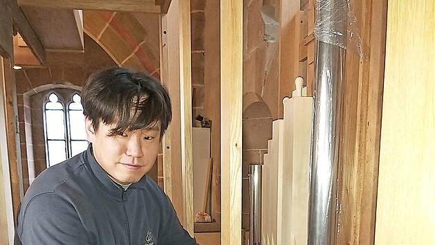 Das Intonieren der Orgel ist eine besondere Kunst, die viel Geschick und ein sehr gutes Geh&ouml;r erfordert. Das Bild zeigt Orgelbauer HoJung Noh von der Werkst&auml;tte f&uuml;r Orgelbau M&uuml;hleisen an der neuen Orgel, die &uuml;ber 23 Register und zwei Manuale verf&uuml;gen wird. Foto: Sabine Mei&szlig;ner