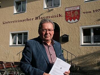 Lothar Huber ist derzeit nicht zum Lachen zumute: Seit 20 Jahren ist er Vorsitzender des Musikvereins Untersteinach, jetzt liegt er im Clinch mit der Gemeinde wegen einer Forderung für die Behebung eines Rohrbruchs. Er wünscht sich eine flexible Rückzahlung, die der Gemeinderat aber in nichtöffentlicher Sitzung abgelehnt habe, so  Huber. Er vermutet politische Hintergründe. Foto: Jürgen Gärtner