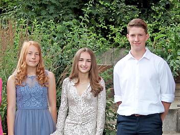 Die Schulbeste Emilia Schnapp (Dritte von links) mit Direktorin Manuela Küfner und Sophia Diroll (Wirtschaft) sowie Bürgermeister Michael Ziegler und Philipp Muth, der für seine herausragenden musikalischen Leistungen ausgezeichnet wurde.