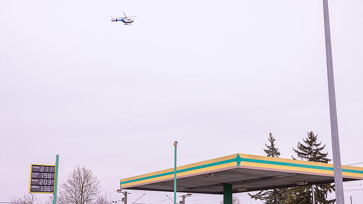 Polizei im Gro&szlig;einsatz: T&auml;ter nach &Uuml;berfall auf Tankstelle in Bamberg auf der Flucht