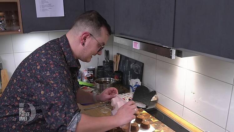 Spannender Moment beim Dessert: Hat der Kuchen einen flüssigen Kern oder nicht?