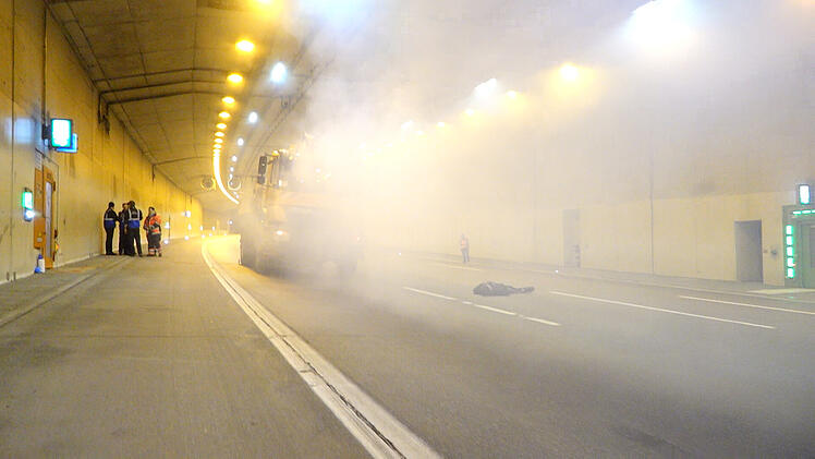 Gro&szlig;&uuml;bung im Katzenbergtunnel auf der A3: Rund 200 Einsatzkr&auml;fte proben den Ernstfall