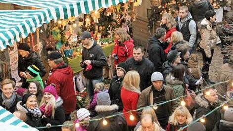 Vor allem die (Bauernmarkt-)Stände mit Handarbeiten und Angeboten aus heimischer Produktion rund um den Neptunbrunnen sind beliebt.