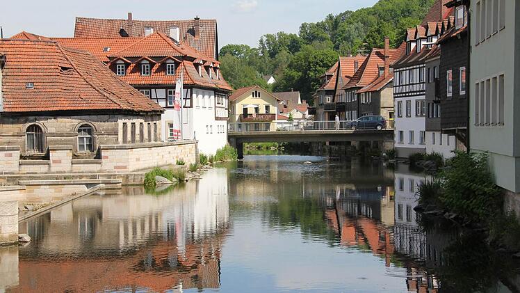 Gemächlich fließt die Haßlach durch das sommerliche Kronach.