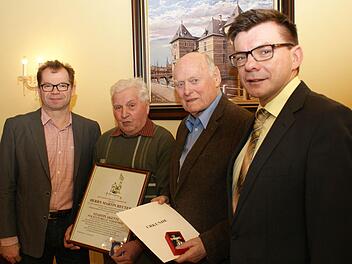 Übergabe der Auszeichnungen (von links): Ortsbeauftragter Thomas Reuter, Martin Reuter, Winfried Benner und Bürgermeister Armin Warmuth. Foto: Arkadius Guzy
