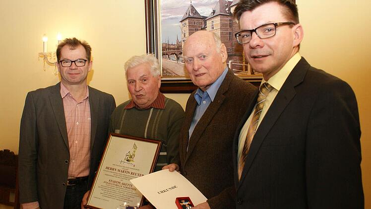 Übergabe der Auszeichnungen (von links): Ortsbeauftragter Thomas Reuter, Martin Reuter, Winfried Benner und Bürgermeister Armin Warmuth. Foto: Arkadius Guzy