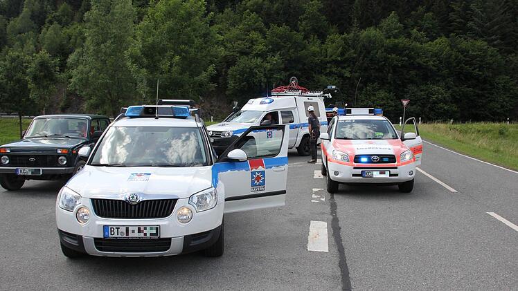 Rettungsdienst und Bergwacht treffen ein.  Foto: Friedwald Schedel