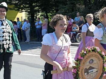 Steinbacher Schützen mit Scheibe: Es ist bei den Steinbachern Brauch, dass der Nachwuchs die Königsscheibe trägt. Fotos: Veronika Schadeck