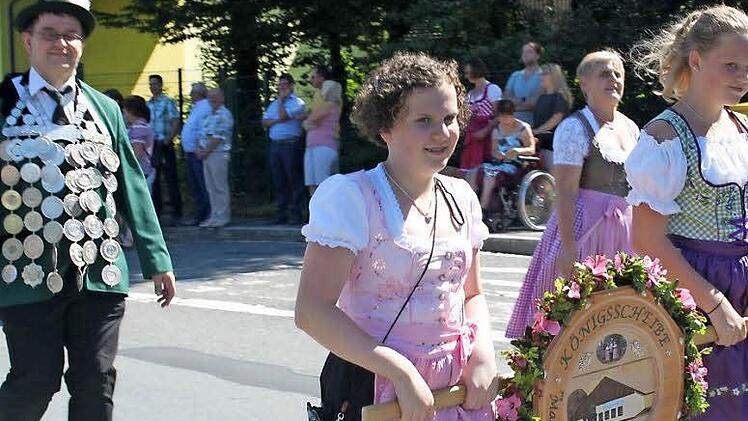 Steinbacher Schützen mit Scheibe: Es ist bei den Steinbachern Brauch, dass der Nachwuchs die Königsscheibe trägt. Fotos: Veronika Schadeck