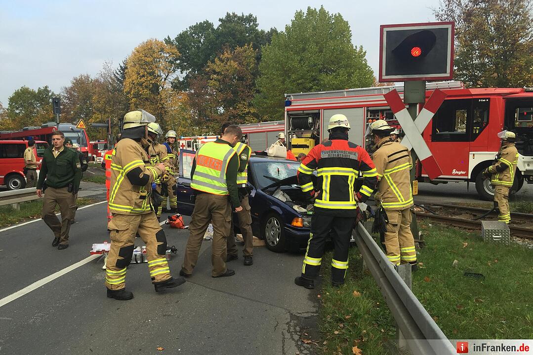 BMW kracht an Bahnübergang gegen Leitplanke