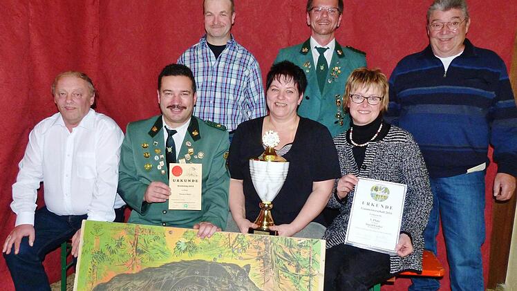 Den Karin-Beßlein-Wanderpokal errang Bianca Keidel (vorne, Mitte). Schützenmeister KK Erich Schöps gratulierte den weiteren Scharfschützen ebenfalls zu ihren Erfolgen, vorne (von links) Thomas Horn, Ingrid Fiedler, dahinter Erich Fiedler, Vorsitzender Uwe Hetz und Norbert Kordylla. Auf dem Bild fehlt Saukönig Ludwig Neuner. Fotos: I. Kohles