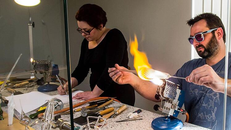 Karina Guevin und Cédric Ginart bei ihrer künstlerischen Arbeit im Glasmuseum Rosenau. Foto: Jochen Berger