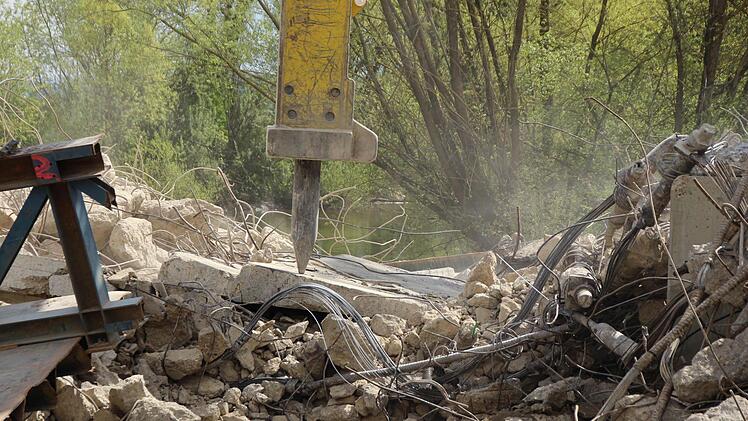 Die Aischbrücke in Höchstadt wird abgerissen. Foto: Andreas Dorsch