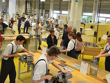 Schaeffler öffnete am Freitag die Pforten seines Ausbildungszentrums für alle, die an einer beruflichen Zukunft als Mechaniker interessiert sind. Fotos: Larissa Händel
