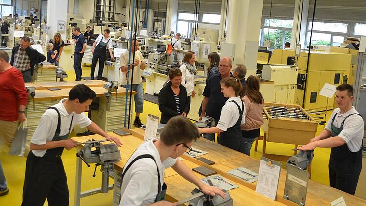 Schaeffler öffnete am Freitag die Pforten seines Ausbildungszentrums für alle, die an einer beruflichen Zukunft als Mechaniker interessiert sind. Fotos: Larissa Händel