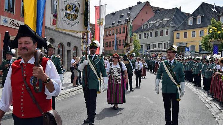 Die Gaustandarte Oberfranken zu Beginn des Festzuges Foto: Andreas Welz