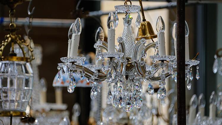 Beim Bamberger Antikmarkt kamen Liebhaber schöner alter Dinge voll auf ihre kosten. Foto: Matthias Hoch