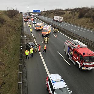Unfall auf der A9: Familie mit Säugling schwer verletzt
