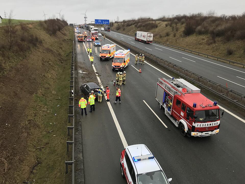 Unfall auf der A9: Familie mit Säugling schwer verletzt