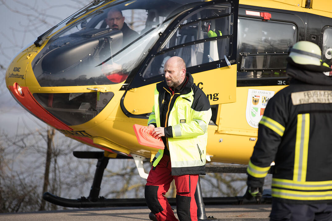 Person bricht in Altmühlsee ein