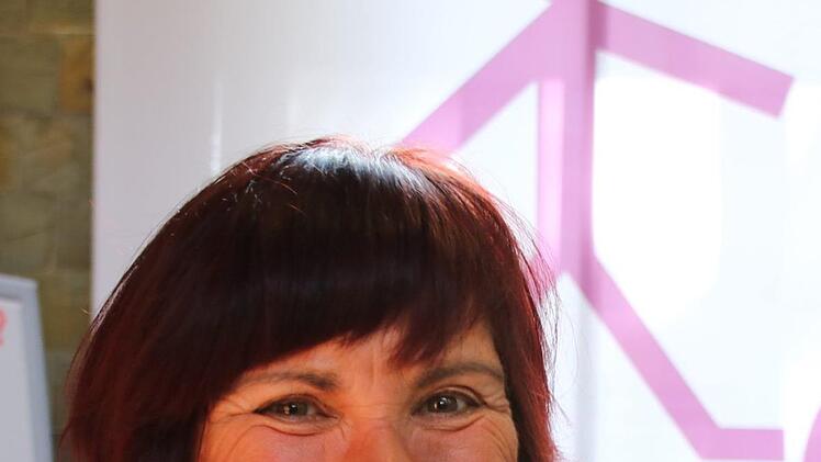 "Wir sind seit der ersten Stunde an auf den Gesundheitstagen vertreten", berichtet Petra Weber, Inhaberin des Bad Kissinger Sanitätshauses Weber. Als sie vor 20 Jahren von der Idee gehört habe, sei sie sofort überzeugt gewesen, dass ein Messe-Stand wichtig ist. "Das ist eine gute Image-Werbung", sagt Petra Weber. Ihr Sanitätshaus habe sich unter anderem auf Venen- und Lymph-Erkrankungen sowie die Versorgung nach Brust-Operationen spezialisiert. Deshalb habe sie auch selbst schon sechs Mal Ven...