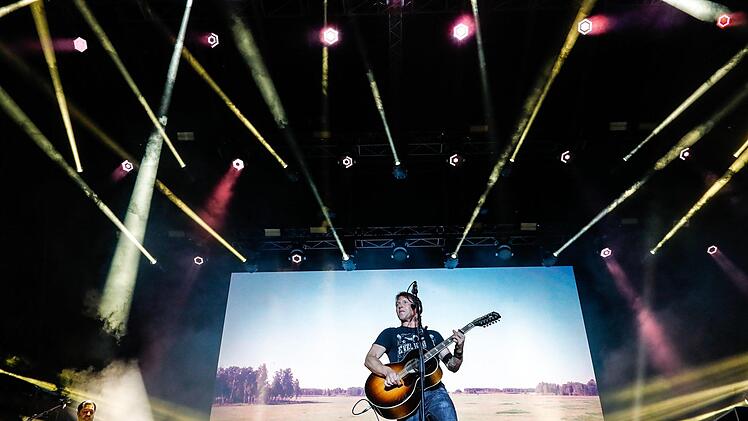 Umjubeltes Konzert: James Blunt begeisterte 6000 Besucher auf dem Coburger Schlossplatz.  Foto: Matthias Hoch