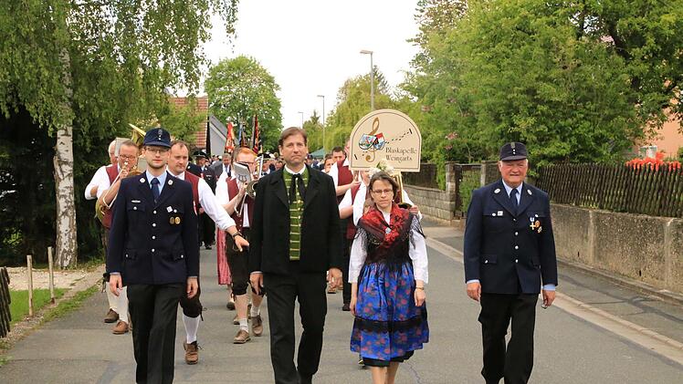 Den Festzug führen (v. l.) Zweiter FFW-Vorsitzender Matthias Hamberger, Schirmherr Hermann Ulm, Christine Ulm und Vorsitzender Hans Jürgen Held an. Foto: Franz Galster