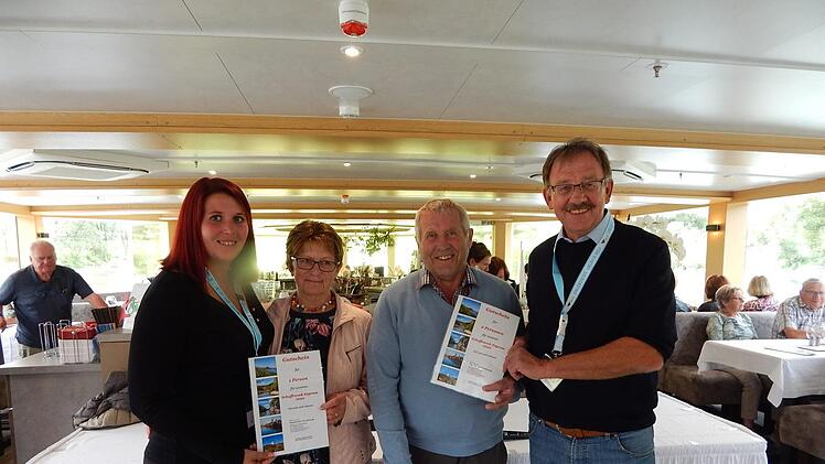 Inge Kaske und Reiner Lindner hatten Glück bei der Tombola:  Sie gewannen eine Freifahrt mit dem Schaffranek-Express 2020. Dazu  gratulieren Stefan Schaffranek (rechts) und Kristin Schaffranek (links).Horst Wunner