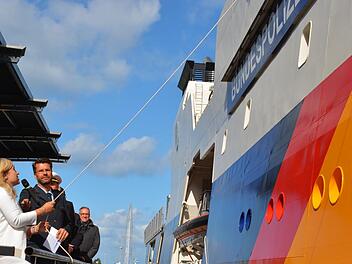 Melanie Huml tauft im Hafen von Warnem&uuml;nde das neue Einsatzschiff der Bundespolizei, die "Bamberg". Foto: p