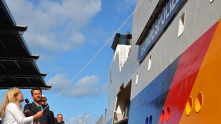 Melanie Huml tauft im Hafen von Warnem&uuml;nde das neue Einsatzschiff der Bundespolizei, die "Bamberg". Foto: p