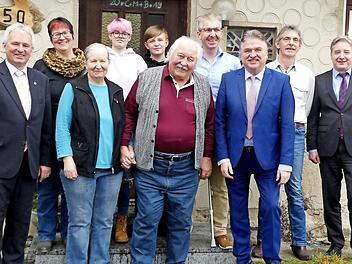 Siegbert Zehe feierte 80. Geburtstag. Im Bild (vorne, von rechts) Landrat Klaus Peter Söllner, Siegbert und Pauline Zehe und Bürgermeister Werner Diersch sowie (dahinter, von rechts) Franz Josef Kraus von der VR-Bank Oberfranken-Mitte, die Söhne Achim und Victor, die Enkel Felix und Emily und Tochter Carolin  Foto: Dieter Hübner