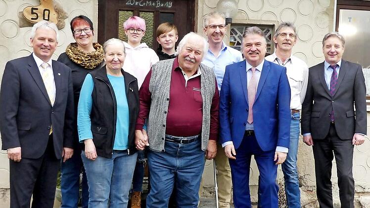 Siegbert Zehe feierte 80. Geburtstag. Im Bild (vorne, von rechts) Landrat Klaus Peter Söllner, Siegbert und Pauline Zehe und Bürgermeister Werner Diersch sowie (dahinter, von rechts) Franz Josef Kraus von der VR-Bank Oberfranken-Mitte, die Söhne Achim und Victor, die Enkel Felix und Emily und Tochter Carolin  Foto: Dieter Hübner