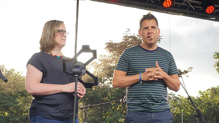 Anke Schroth und  Karsten Hüttmann, der in den ersten Tagen des  Missio-Camps die Verkündigung übernahm. Foto: Marion Eckert