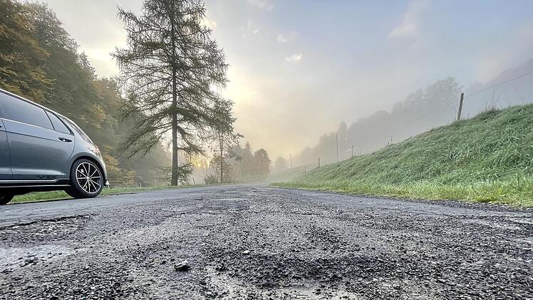 Die Eckartsrother Straße in Oberbach ist in einem katastrophalen Zustand. Über eine Sanierung diskutiert der Marktgemeinderat seit einigen Monaten. Noch ohne Ergebnis.