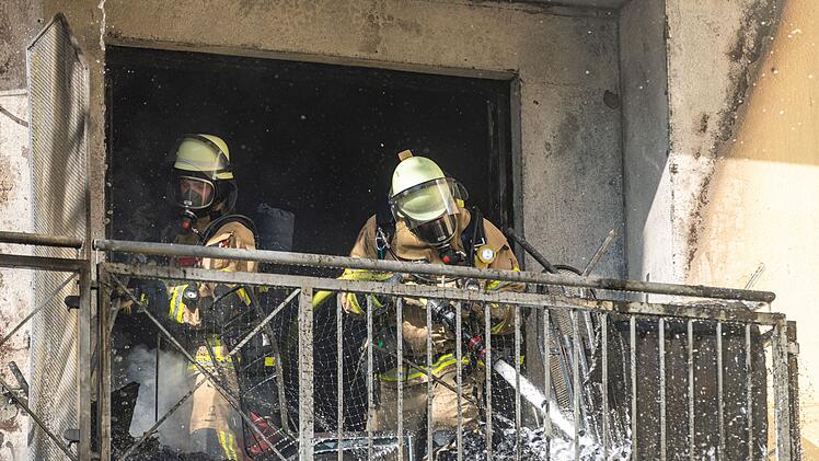 F&uuml;rth: Mehrere Balkone von Mehrfamilienhaus in Brand - Feuerwehreinsatz