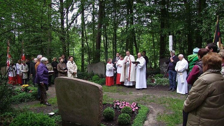 Mit einer kleinen Andacht erinnerten die Geesdorfer an die Gründung ihres Waldfriedhofs vor 50 Jahren.