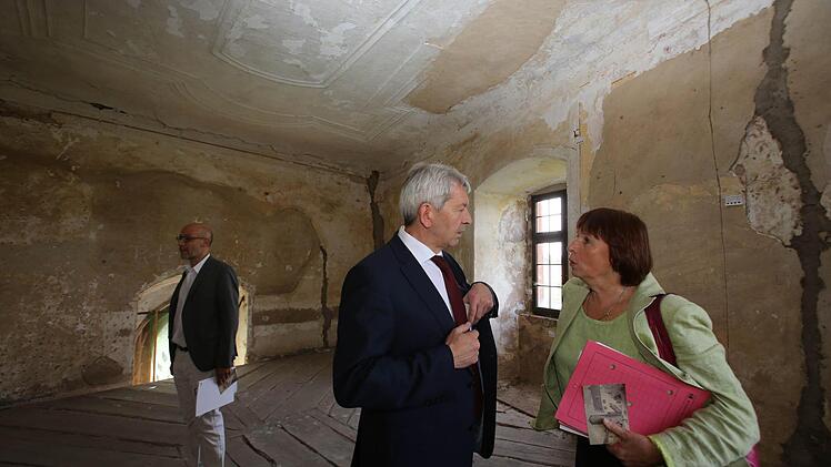 Landrat Johann Kalb im Gespräcjh mit Referatsleiterin Annette Faber