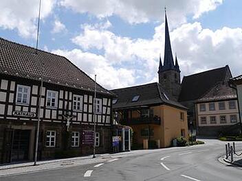 Mittelpunkt des Ortes: Am Marktplatz befindet sich das Altenkunstadter Rathaus. Nicht weit davon entfernt liegt die Kirche Mariä Geburt. Foto: Archiv