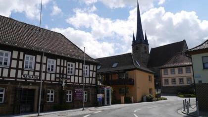 Mittelpunkt des Ortes: Am Marktplatz befindet sich das Altenkunstadter Rathaus. Nicht weit davon entfernt liegt die Kirche Mariä Geburt. Foto: Archiv