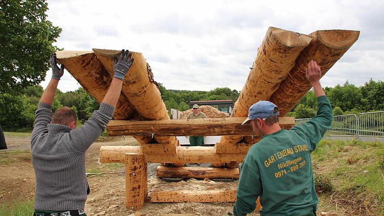 Arbeiter bauen eine Wippe aus Baumstämmen als Hindernis für Geländewägen auf. Fotos: Benedikt Borst