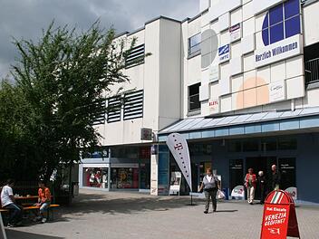 Von früher mal "19 starken Partnern" im Kaufplatz ist gerade noch eine Handvoll Läden übriggeblieben. Wie es dort weitergeht, weiß im Moment keiner so recht, und die Eigentümer hüllen sich in Schweigen. Foto: Stephan Tiroch